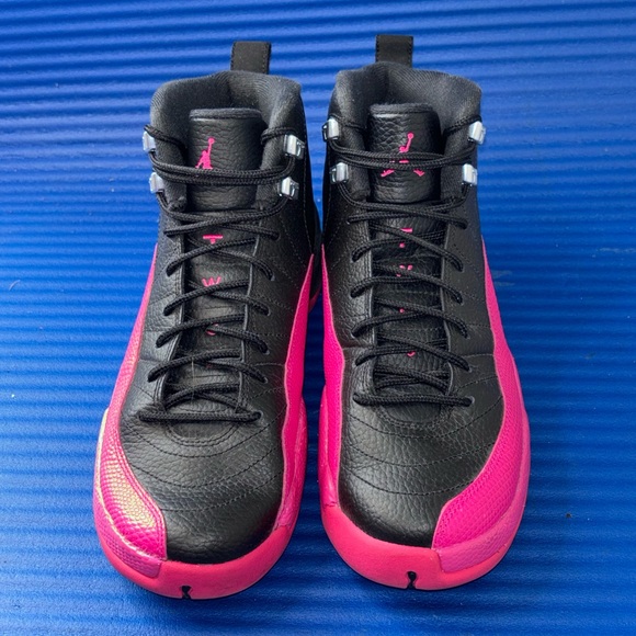 Size 7.5Y- GS Jordan 12 Retro Black Deadly Pink 510815-026 Women’s 9 - Picture 4 of 8